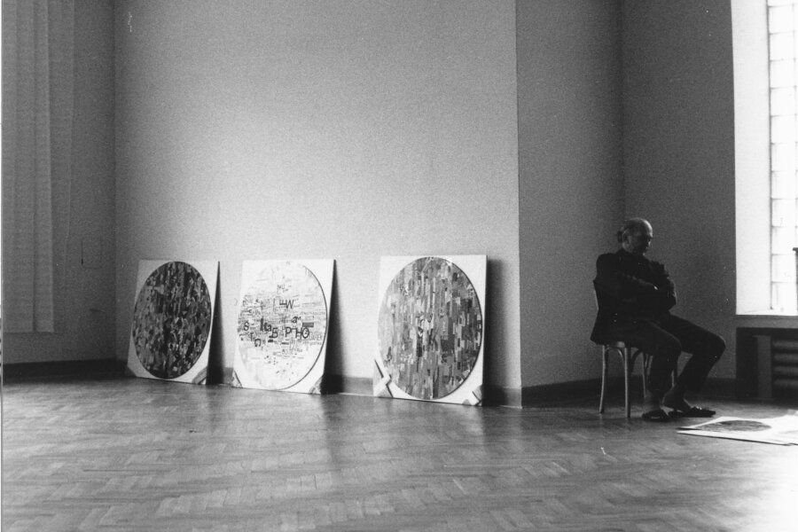 Jan Rajlich během instalace výstavy; z archivu Jany Vránové